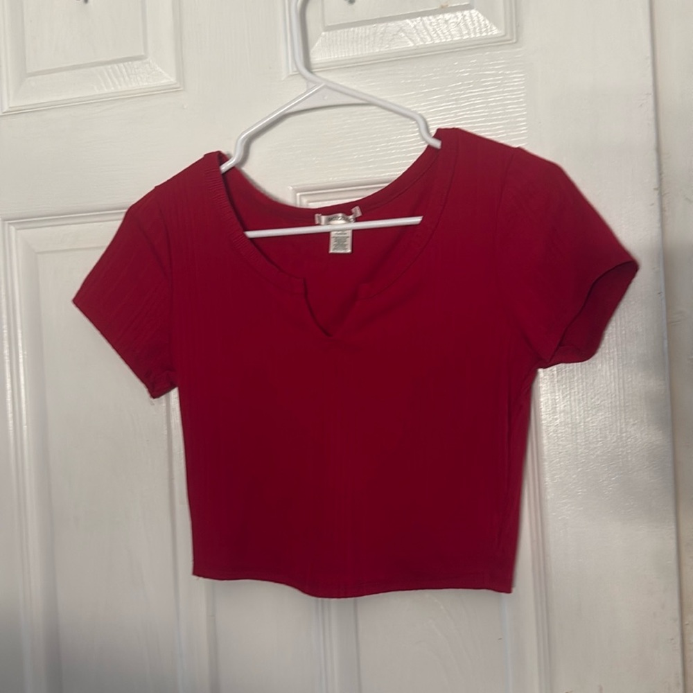 Cropped red t shirt